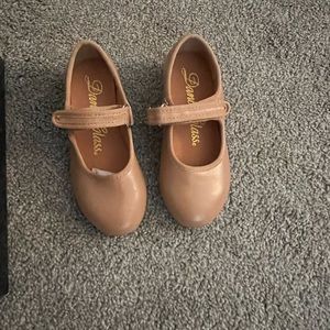New with box size toddler 8 tap shoes